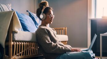 Eine junge Frau sitzt und streamt Musik