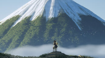 Im Bild aus dem Videospiel Ghost of Yotei steht ein:e Reiter:in mit Hut auf einem Felsen, während sein:ihr Pferd ruhig verweilt. Im Hintergrund erhebt sich ein majestätischer Berg, dessen grüne Wälder von einer Schneeschicht bedeckt sind. Um den Berg fliegen weiße Vögel, die eine friedliche Stimmung unterstreichen. Nebel bedeckt das Tal.