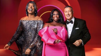 Auf dem Bild zur Show Let’s Dance 2025 sind Jorge González, Motsi Mabuse und Joachim Llambi zu sehen. Jorge trägt ein funkelndes Paillettenkleid, Motsi strahlt in einem leuchtend pinken Kleid, und Joachim ist elegant im schwarzen Anzug mit Fliege gekleidet.