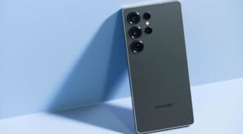 Galaxy S25 Ultra lehnt an eine blaue Wand an.