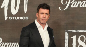 Auf dem Bild im Taylor Sheridan Serien und Filme Artikel siehst du Taylor Sheridan bei einer Premiere.