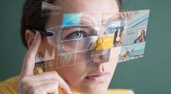Auf dem Bild zum Thema Was ist Augmented Reality ist eine Frau zu sehen, die eine futuristische AR-Brille trägt. Vor ihrem Gesicht schweben holografische Benutzeroberflächen mit Begriffen wie „Search“, „Business“, „Technology“ und „Vacation“. Die Darstellung vermittelt eine technologische, zukunftsorientierte Stimmung und zeigt, wie Augmented Reality digitale Inhalte in die reale Umgebung integriert.