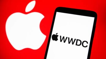 Das Logo der WWDC ist auf einem Smartphone vor rotem Hintergrund zu sehen.