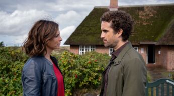 Oliver Wnuk und Julia Brendler stehen in einer Szene von "Nord Nord Mord" vor einem Haus auf Sylt.