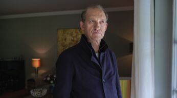 Peter Heinrich Brix steht in einer Szene von "Nord Nord Mord" vor dem Fenster.