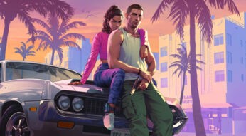 Auf dem Bild aus GTA VI sind die Hauptcharaktere Lucia Caminos und Jason Duval in einer intensiven Szene zu sehen. Jason steht mit verschränkten Armen und einer Waffe in der Hand vor einem weißen Muscle-Car, während Lucia lässig auf der Motorhaube sitzt. Die beiden wirken entschlossen und kampfbereit. Im Hintergrund ist eine neonfarbene Stadtkulisse mit Palmen und Art-Déco-Gebäuden bei Sonnenuntergang zu sehen – typisch für das Vice-City-Setting von GTA VI.