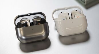 Die Galaxy Buds3 Pro und Buds3 sind auf einem Tisch ausgestellt.