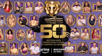 Auf dem offiziellen Werbebild zur Show The 50 Staffel 3 ist zentral eine Figur mit goldener Löwenmaske und schwarzer Uniform zu sehen, die mit einem Stab auf die Kamera zeigt. Um sie herum sind zahlreiche Realitystars in goldenen Bilderrahmen zu sehen, alle mit individuellen Posen und Outfits. Der lilafarbene Hintergrund mit Muster verleiht dem Bild einen glamourösen Look. Unten rechts steht der Starttermin der neuen Staffel auf Prime Video.