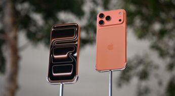 Das iPhone 17 Pro Max ist in einem Apple Store in Orange ausgestellt.