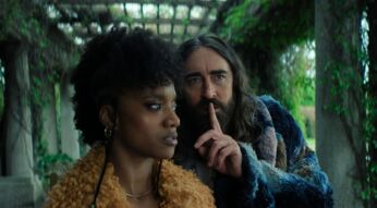 Yootha Wong-Loi-Sing und Lee Pace in einer Szene der Sci-Fi-Serie "Foundation"