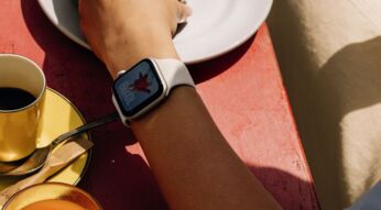 Am Handgelenk ist eine Apple Watch SE 3 zu sehen.