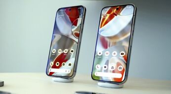Smartphones der Pixel-9-Serie werden ausgestellt.