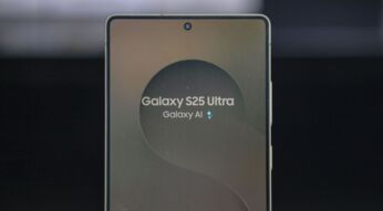 Das Galaxy S25 Ultra ist in einem Store in Indien ausgestellt.