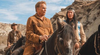 Auf diesem Bild aus dem Film „Das Kanu des Manitu“ sind Christian Tramitz als Ranger und Michael Bully Herbig als Abahachi zu sehen. Beide sitzen auf Pferden in einer felsigen Landschaft und blicken ernst nach vorne. Im Hintergrund reitet ein weiterer Cowboy. Die Szene wirkt angespannt und dramatisch. Perfekt für eine visuelle Einordnung zur Das Kanu des Manitu Kritik.