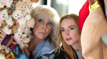 Auf dem Bild aus dem Film Freakier Friday sind Jamie Lee Curtis als Tess Coleman und Lindsay Lohan als Anna Coleman zu sehen. Beide blicken konzentriert zwischen bunten Plüschtieren hervor, was auf eine skurrile oder spannende Szene hindeutet. Die Stimmung ist leicht angespannt, aber humorvoll. Perfekt für eine Freakier Friday Kritik.