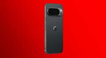 Das Bild zeigt das Google Pixel 10 Pro XL aus der Google Pixel 10-Reihe in der Farbe Obsidian (Schwarz), schwebend vor einem kräftig roten Hintergrund. Zu sehen ist die Rückseite mit dem auffälligen Kamera-Element, bestehend aus drei Linsen, LED-Blitz und mattem Gehäuse mit dem typischen „G“-Logo.