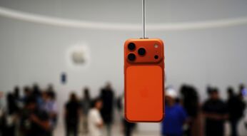 Das iPhone 17 in der Farbe Orange ist zu sehen.