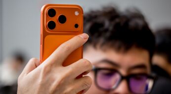 Hand hält das orange iPhone 17 Pro in die Kamera.