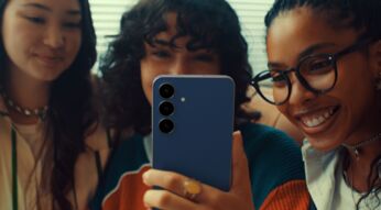 3 Freundinnen schauen sich das Samsung Galaxy S25 FE an.