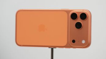 Das iPhone 17 Pro ist im Apple-Park ausgestellt.