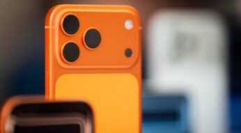 Die obere Hälfte des iPhone 17 Pro in Cosmic Orange, im Hintergrund weitere iPhones.