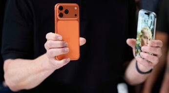 Eine Person hält das iPhone 17 Pro in Cosmic Orange in der Hand.