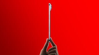 Das iPhone 17 Air im Profil, gehalten von zwei Fingern.