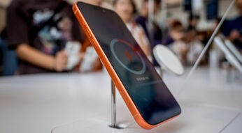 Ein iPhone 17 Pro steht auf einem Ladeständer in einem Apple Store.