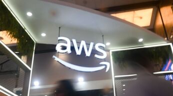 Das AWS-Logo ist auf einer Messe in Indien zu sehen
