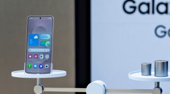 Das Galaxy S25 Edge in einer Waagschale mit Gegengewicht auf der anderen Seite