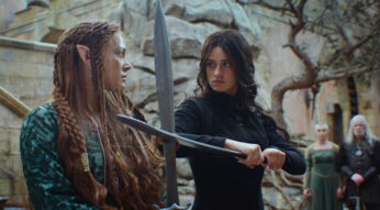 Zwei Charaktere kreuzen die Klingen.