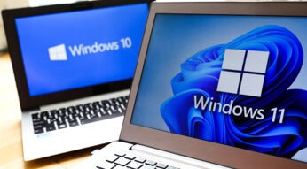 Zwei Notebooks, das im Hintergrund mit dem Logo von Windows 10, das im Vordergrund mit dem Logo von Windows 11