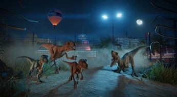 Bei Nacht brechen in Jurassic World Evolution 3 mehrere Raptoren durch einen offenen Zaun aus und rennen auf einen Weg zwischen Stadtlichtern, Flutlicht und einem Jurassic-World-Heißluftballon zu. Dunst, Mondlicht und aggressive Körpersprache erzeugen Spannung. Jurassic World Evolution 3-Tipps empfehlen Sicherheitsmaßnahmen, um gefährliche Ausbrüche wie diesen zu verhindern.