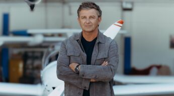 Hans Sigl als Martin Gruber wartet in "Der Bergdoktor" auf die Landung seiner Mutter am Flughafen.