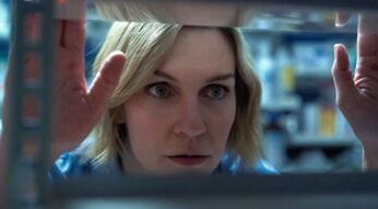 Rhea Seehorn in einer Szene der Serie "Pluribus"