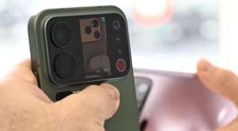 Mann hält das Xiaomi 17 Pro mit Zweitdisplay auf der Rückseite hoch.