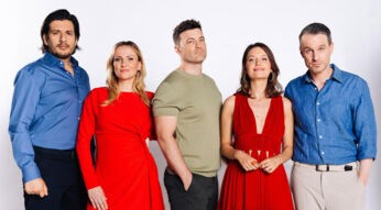 Das Bild zur Alles was zählt Besetzung zeigt fünf Schauspieler:innen der Serie nebeneinander vor neutralem Hintergrund. Von links nach rechts: Francisco Medina in einem blauen Hemd, Ania Niedieck in einem roten Kleid, Jörg Rohde in einem hellgrünen Shirt, Amrei Haardt in einem roten Kleid mit Cut-outs und Marc Dumitru in einem blauen Hemd und beigefarbener Hose. Alle blicken direkt in die Kamera.