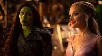 Auf dem Bild in dem Artikel zur „Wicked: Teil 2“-Kritik stehen Glinda, gespielt von Ariana Grande, und Elphaba, gespielt von Cynthia Erivo, nebeneinander.