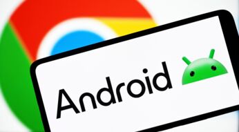 Das Logo von Android ist auf einem Handy zu sehen.