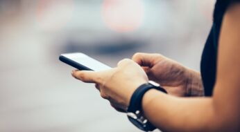 Eine Frau tippt auf ihrem Android-Handy.