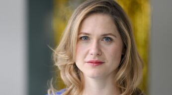 Schauspielerin Laura Lippmann posiert bei einem Fototermin für "Frieda - Feuer und Flamme" für die Kamera.