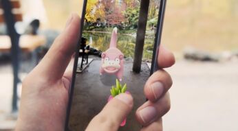 Jemand gibt seinem Flegmon in „Pokémon GO“ eine Himmihbeere.