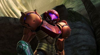 Auf dem Bild zu Metroid Prime 4: Beyond Tipps ist die Kopfgeldjägerin Samus Aran in ihrer ikonischen Power-Rüstung zu sehen. Sie steht leicht seitlich in einer felsigen, außerirdisch wirkenden Umgebung mit moosbewachsenen Wänden und geheimnisvollen Lichtstrahlen. Ihre Pose wirkt selbstbewusst und entschlossen – bereit für den nächsten Einsatz.