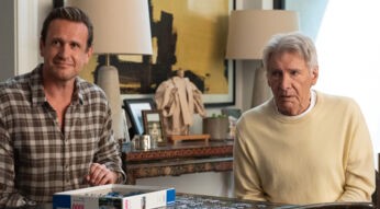 In dieser Szene aus Shrinking Staffel 3 sitzen Jason Segel und Harrison Ford nebeneinander an einem Tisch und arbeiten an einem Puzzle.