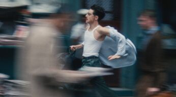 Timothée Chalamet rennt in einer Szene von "Marty Supreme" durch die Stadt.