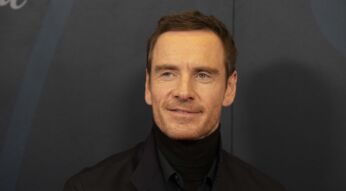 Michael Fassbender lächelt bei der Premiere seiner Serie "The Agency" in die Kamera.