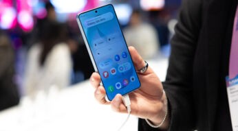 Eine Hand hält das Samsung Galaxy S26 Ultra hoch. Aufgenommen auf dem Mobile World Congress (MWC) 2026 in Barcelona, Spanien.