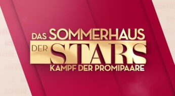 Auf diesem Bild zur Reality-Show Sommerhaus der Stars 2026 ist das offizielle Logo in goldener Schrift auf rotem Hintergrund zu sehen. Der Titel „Das Sommerhaus der Stars – Kampf der Promipaare“ steht im Zentrum und ist in einer modernen, plastischen Typografie gestaltet. Das Motiv wirkt auffällig und glamourös.