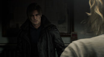 Leon S. Kennedy steht als einer der Resident Evil Requiem Charaktere in einem düsteren Raum. Er trägt eine schwarze Lederjacke mit Fellkragen und blickt ernst und konzentriert nach vorn. Im Vordergrund ist unscharf die Rückansicht einer weiteren Figur zu sehen, was auf eine Konfrontation oder wichtige Unterhaltung hindeutet.