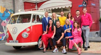 Gruppenbild der Unter uns-Besetzung. Vorne v.l.: Valea Scalabrino, Ben Heinrich, Miriam Lahnstein, Tabea Heynig; Hinten v.l.: Jens Hajek, Carina Koller, Milos Vukovic, Sharon Berlinghoff, Lars Steinhöfel, Timothy Boldt Vordere Reihe v.l.: Valea Scalabrino („Sina Hirschberger”), Ben Heinrich („Bambi Hirschberger“), Miriam Lahnstein („Patrizia Neumann-Goldberg“), Tabea Heynig („Britta Schönfeld-Küpper“); Hintere Reihe v.l.: Jens Hajek („Benedikt Huber“), Carina Koller („Cecilia Weigel“), Milos Vukovic („Paco Weigel“), Sharon Berlinghoff („Vivien Lassner”), Lars Steinhöfel („Easy Winter”), Timothy Boldt („Ringo Huber”)